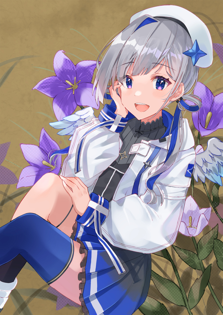 1girl absurdres amane_kanata amane_kanata_(work_outfit) angel angel_wings asymmetrical_legwear beret black_dress blue_hair dress feathered_wings flower grey_hair hair_intakes haru_yu hat highres hololive jacket looking_at_viewer official_alternate_costume pleated_skirt purple_eyes single_thighhigh skirt smile solo thigh_strap thighhighs virtual_youtuber white_headwear white_jacket wings