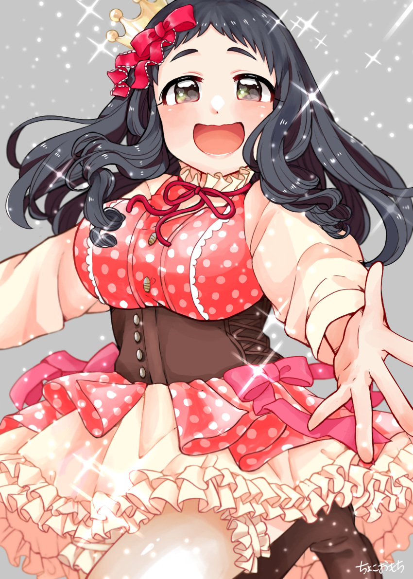 1girl artist_name black_hair blush boots bow breasts brown_corset brown_eyes brown_footwear choko_omochi corset crown dot_nose grey_background hair_bow hair_ribbon highres idolmaster idolmaster_cinderella_girls idolmaster_cinderella_girls_starlight_stage large_breasts leg_up long_hair long_sleeves looking_at_viewer mini_crown neck_ribbon ohnuma_kurumi open_hand open_mouth reaching reaching_towards_viewer red_ribbon ribbon simple_background smile solo sparkle standing standing_on_one_leg thighhighs two-tone_dress wavy_mouth white_thighhighs