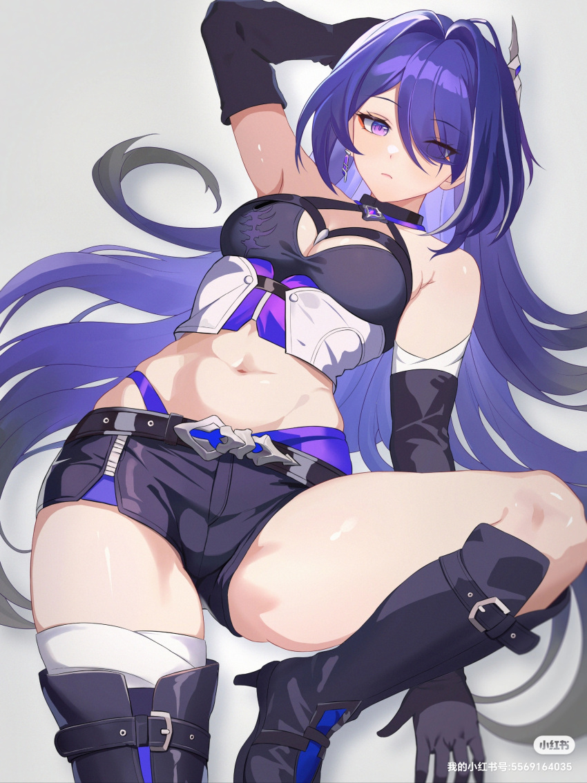1girl absurdres acheron_(honkai:_star_rail) arm_up bandaged_leg bandages bare_shoulders belt black_belt black_footwear black_gloves black_shorts boots breasts cleavage commentary crop_top earrings elbow_gloves fangai-anmian gloves grey_background grey_hair hair_intakes hair_ornament high_heel_boots high_heels highres honkai:_star_rail honkai_(series) jewelry looking_at_viewer midriff multicolored_hair navel purple_hair short_shorts shorts small_breasts solo stomach streaked_hair thighs