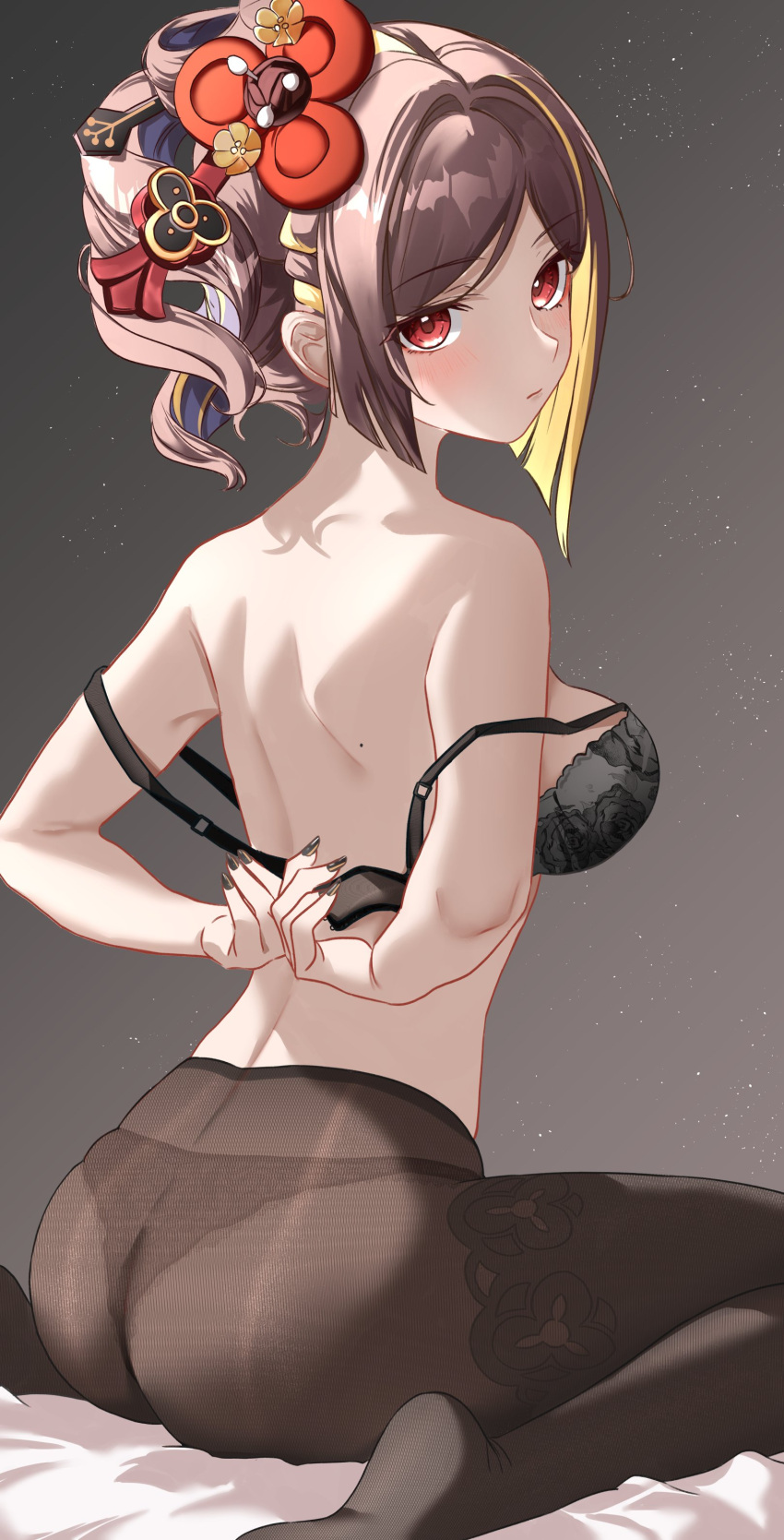 1girl absurdres ass asymmetrical_sidelocks bare_shoulders black_bra black_hair black_nails black_panties black_pantyhose blonde_hair bra breasts chiori_(genshin_impact) closed_mouth commentary dark_background double_strap_slip fingernails from_behind genshin_impact hair_ornament highres large_breasts looking_at_viewer looking_back mole mole_on_back multicolored_hair nail_polish open_bra panties panties_under_pantyhose pantyhose red_eyes side_ponytail sitting solo streaked_hair underwear vayneeeee wariza