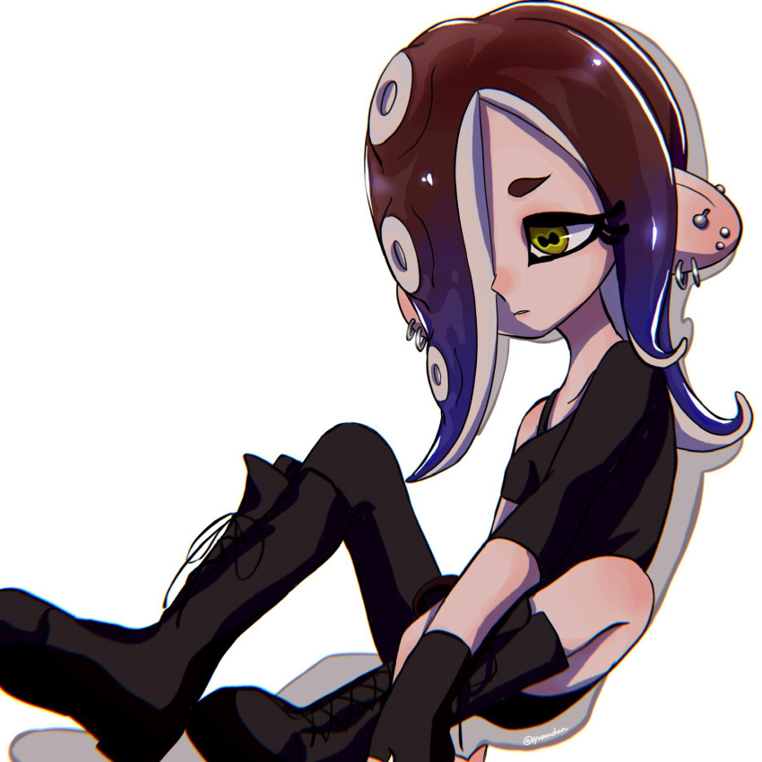 1girl black_footwear blue_hair boots cephalopod_eyes dedf1sh ear_piercing earrings gradient_hair hair_over_one_eye highres jewelry long_hair multicolored_hair octoling piercing red_hair simple_background solo splatoon_(series) splatoon_3 splatoon_3:_side_order syumuchan tentacle_hair two-tone_hair white_background yellow_eyes