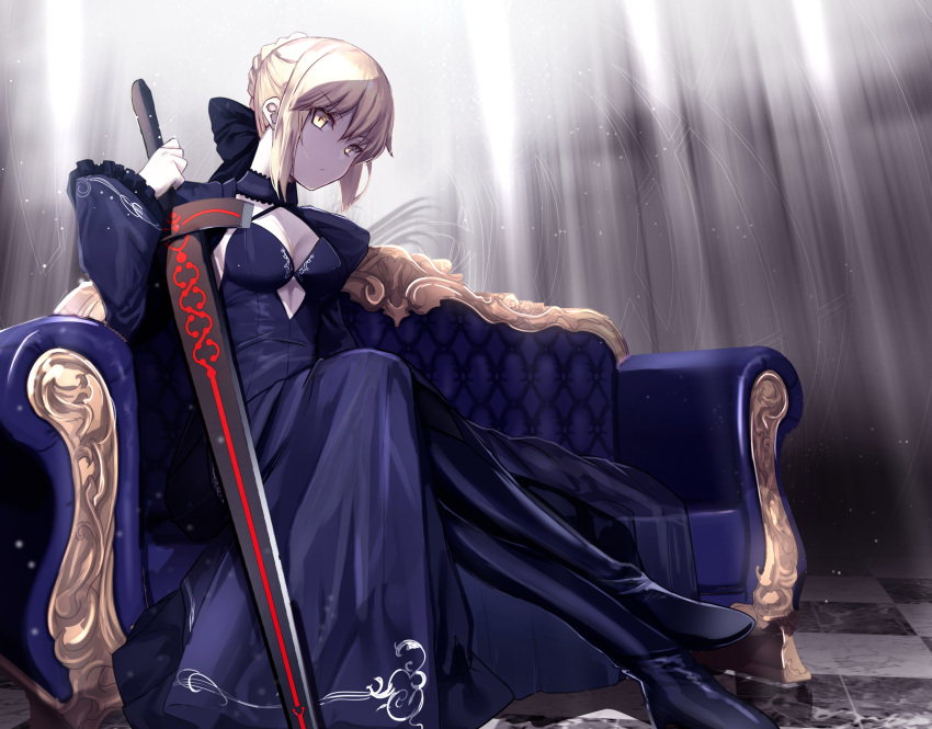 artoria_pendragon_(all) blonde_hair braids breasts cleavage fate/grand_order fate_(series) gloves saber saber_alter short_hair sword untue weapon yellow_eyes