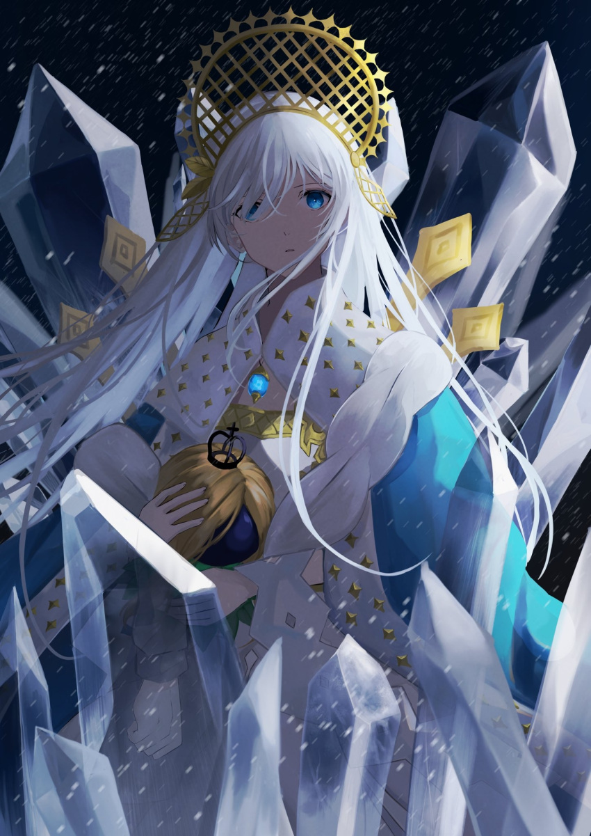 1girl anastasia_(fate) bangs blue_cape blue_eyes cape commentary cowboy_shot crown dark_background doll dress fate/grand_order fate_(series) gold_trim hair_over_one_eye headdress highres hirakana holding holding_doll ice ice_crystal jewelry long_hair looking_at_viewer mini_crown parted_lips pendant snowing solo viy_(fate) white_dress white_hair