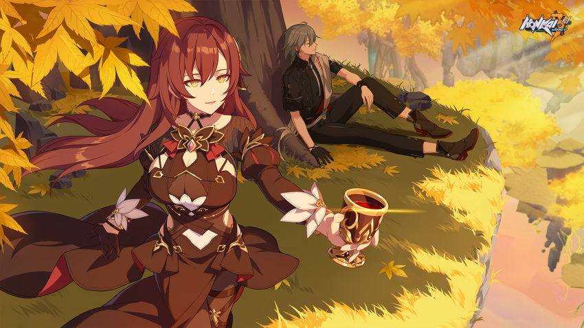 1boy 1girl :d alcohol autumn_leaves black_footwear black_pants black_shirt boots closed_eyes closed_mouth commentary cup eden_(honkai_impact) full_body goblet grass grey_hair highres holding holding_cup honkai_(series) honkai_impact_3rd leaning_back long_sleeves on_floor open_mouth pants red_hair red_pants red_shirt shirt short_sleeves sitting slimetan smile stu_(honkai_impact) third-party_source tree vietnamese_commentary wine yellow_eyes