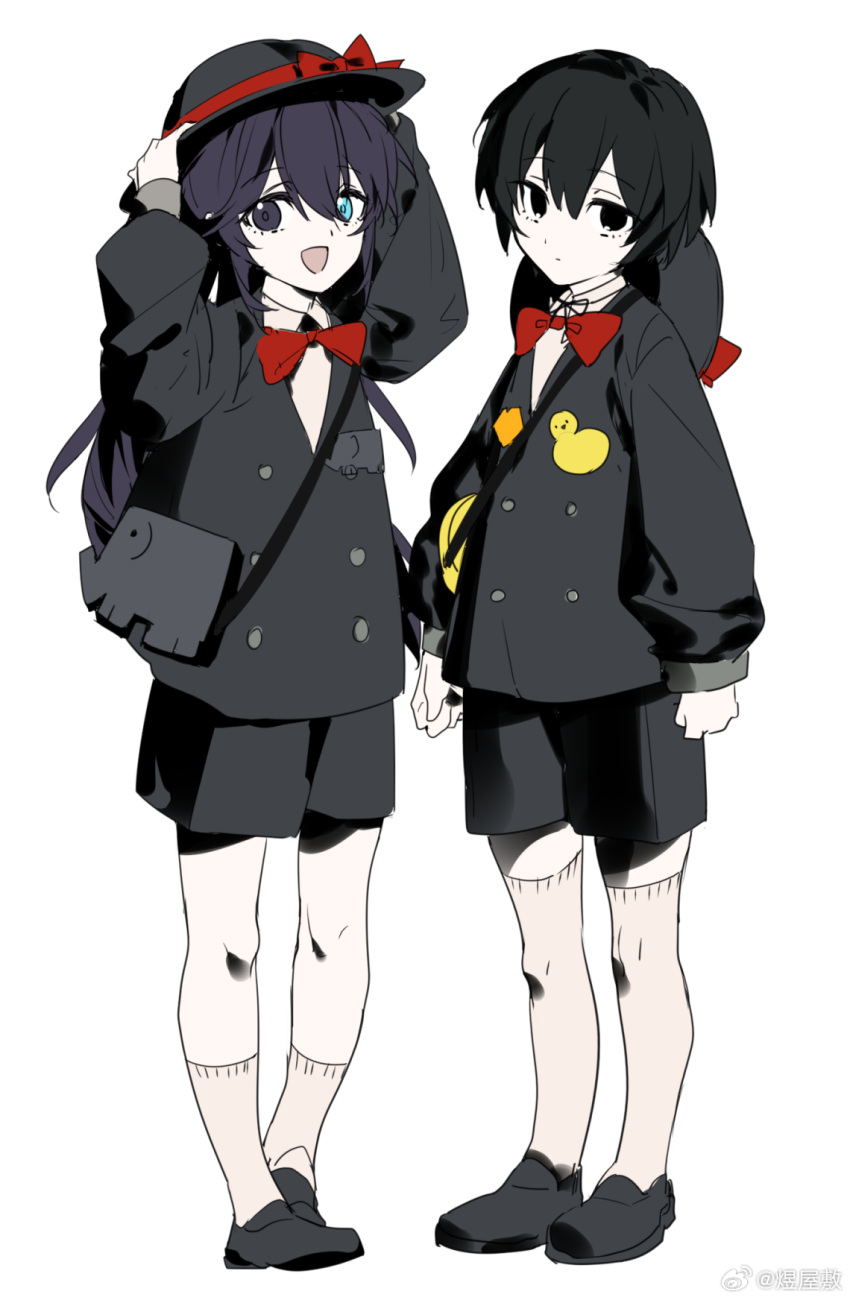2boys :d aged_down animal_bag aqua_eyes arms_at_sides bag black_bag black_eyes black_hair black_hat black_jacket black_shoes black_shorts bow bowtie chinese_commentary closed_eyes commentary_request expressionless full_body gushu_wufu hair_between_eyes hands_on_headwear hands_up hat hat_bow hat_on_back heterochromia highres hong_lu_(project_moon) jacket kindergarten_uniform limbus_company limbus_kindergarten_uniform long_sleeves looking_at_viewer male_focus multiple_boys open_mouth project_moon red_bow red_bowtie school_hat shoes short_hair shorts simple_background smile socks standing traditional_bowtie white_background yi_sang_(project_moon)