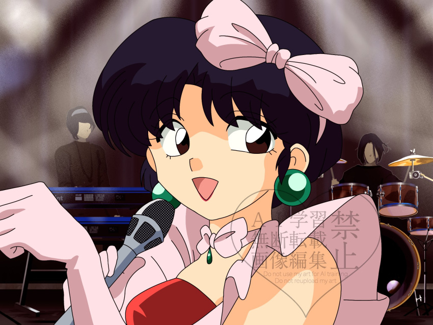 1girl 2boys black_hair bow brown_eyes commentary_request earrings frilled_sleeves frills gloves hair_bow highres holding holding_microphone idol jewelry microphone multiple_boys open_mouth pink_bow pink_gloves ranma_1/2 red_lips scene_reference short_hair smile solo_focus sphere_earrings tendou_akane watermark yuzuna_12