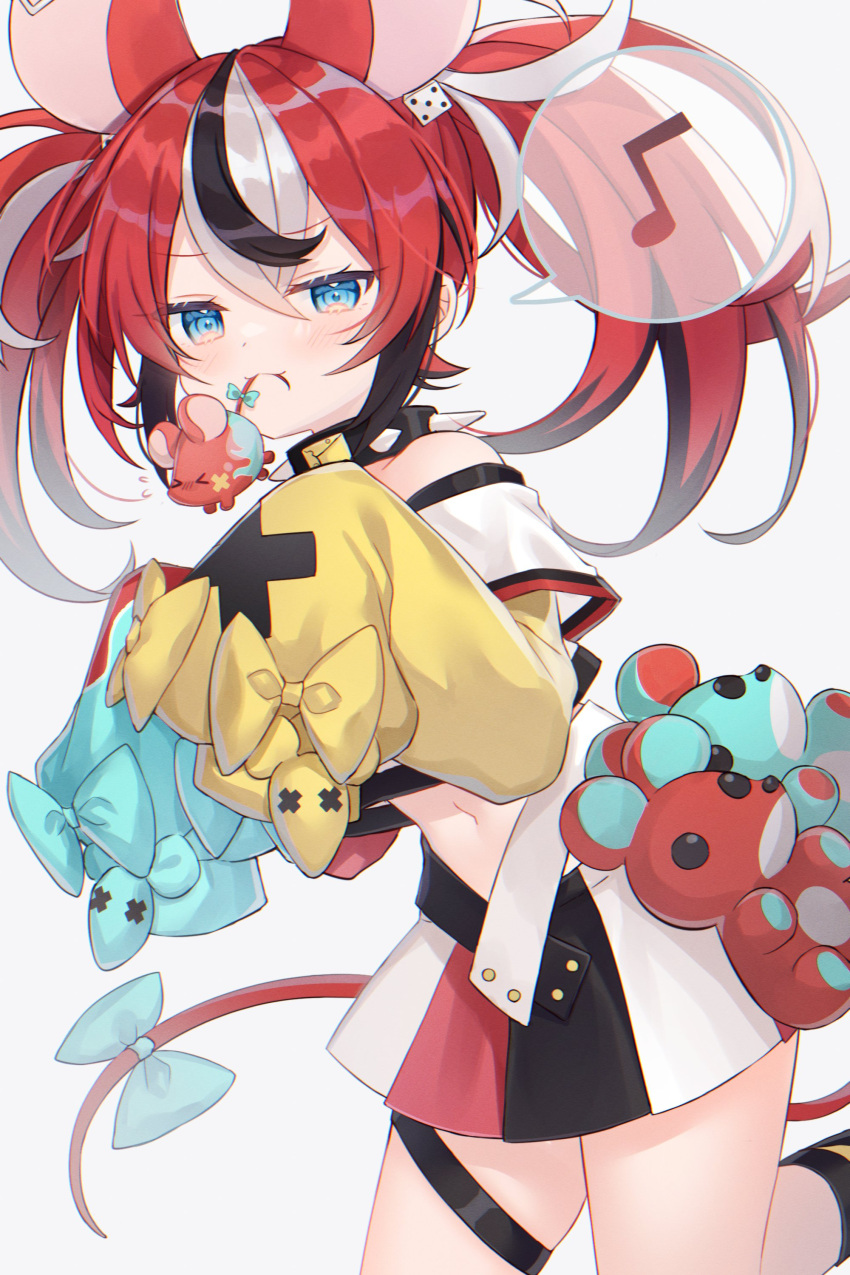 1girl :3 absurdres animal_ears asymmetrical_sleeves bare_shoulders blue_eyes blush bow closed_mouth collar cowboy_shot crop_top dice_hair_ornament eyebrows_visible_through_hair hair_between_eyes hair_ornament hakos_baelz highres hololive hololive_english jitome looking_at_viewer midriff mouse mouse_ears mouse_tail mouth_hold mr._squeaks_(hakos_baelz) multicolored_hair musical_note navel red_hair shouu-kun simple_background skirt sneaking speech_bubble spoken_musical_note stuffed_animal stuffed_toy tail tail_bow tail_ornament thigh_strap