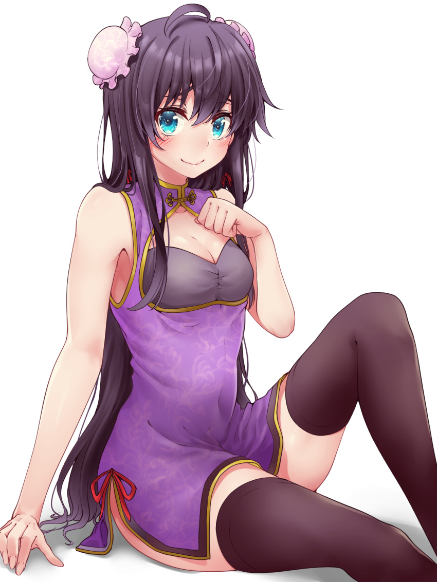 1girl ahoge bangs black_hair black_legwear blue_eyes blush breasts bun_cover china_dress chinese_clothes cleavage closed_mouth collarbone dress hair_between_eyes highres long_hair looking_at_viewer purple_dress red_hayao red_ribbon ribbon shiny shiny_hair short_dress side_slit simple_background sitting sleeveless sleeveless_dress small_breasts smile solo thighhighs very_long_hair white_background yahari_ore_no_seishun_lovecome_wa_machigatteiru. yukinoshita_yukino zettai_ryouiki