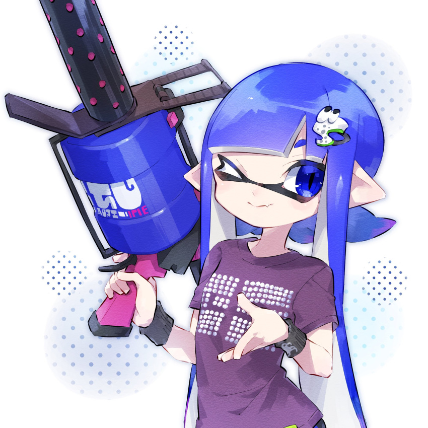 .96_gal_(splatoon) 1girl ;) bangs bazumi blue_eyes blue_hair blunt_bangs closed_mouth commentary fang hair_ornament highres holding holding_weapon inkling long_hair looking_at_viewer one_eye_closed pointy_ears print_shirt purple_shirt shirt short_sleeves skin_fang smile solo splatoon_(series) splatoon_1 standing t-shirt tentacle_hair upper_body weapon white_background wristband