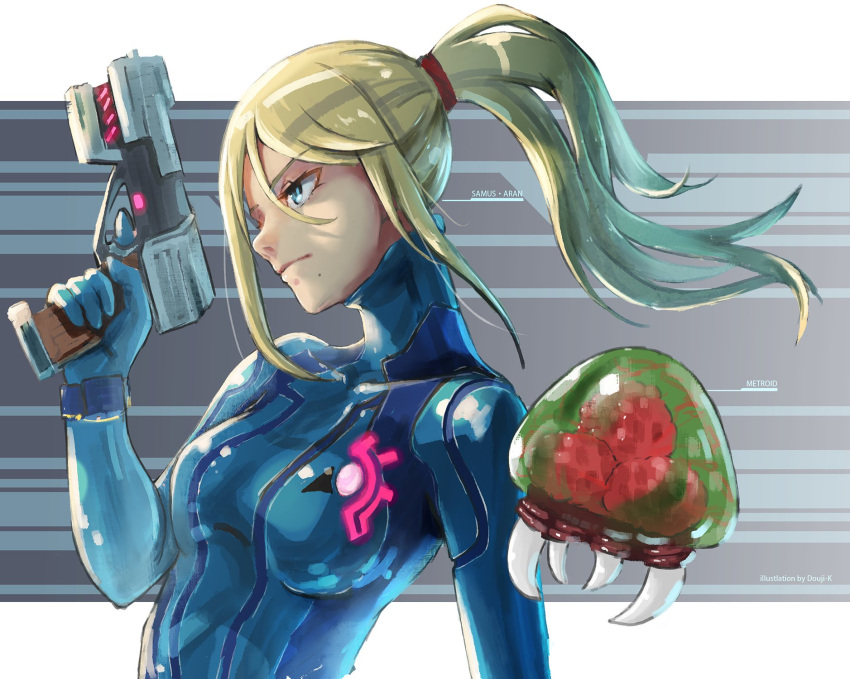 1girl bangs blonde_hair blue_eyes bodysuit breasts gloves gun highres kuroneko_douji large_breasts long_hair looking_at_viewer metroid metroid_(classic) metroid_(creature) mole mole_under_mouth ponytail samus_aran simple_background skin_tight smile solo weapon zero_suit