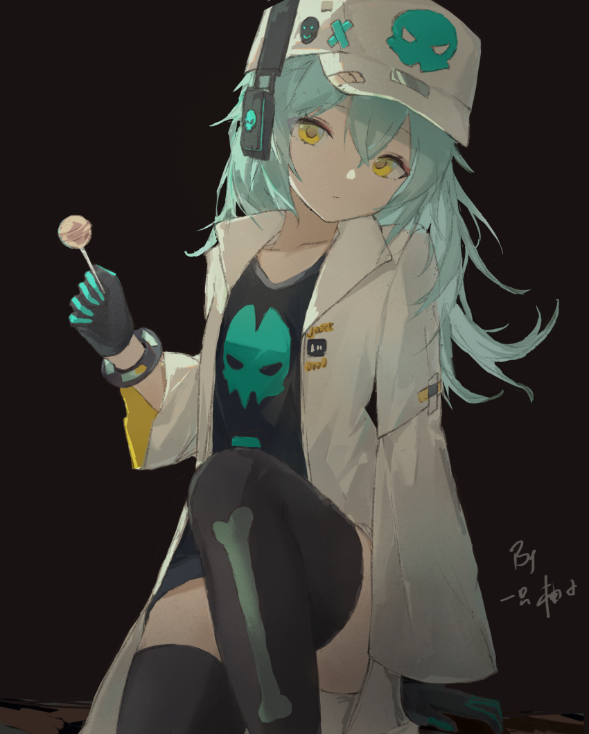 1girl a_pomelo absurdres antonina_(girls'_frontline_nc) aqua_hair black_background black_legwear black_shirt bone_print bracelet candy coat commentary_request expressionless food girls'_frontline girls'_frontline_neural_cloud hat headphones highres holding holding_candy holding_food holding_lollipop jewelry lollipop looking_at_viewer shirt signature simple_background sitting skull_print solo thighhighs white_coat white_headwear yellow_eyes