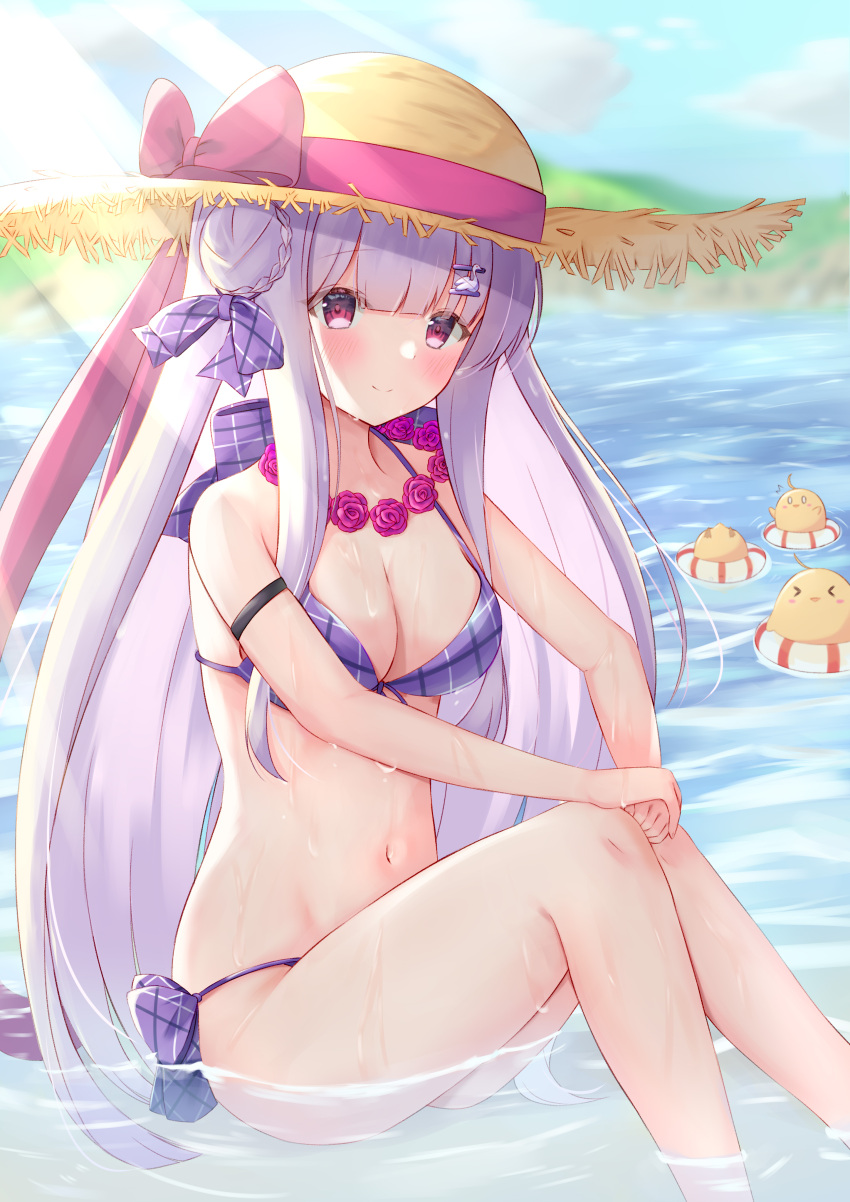 &gt;_&lt; 1girl absurdres aihara_kazushi azur_lane bikini breasts cleavage cygnet_(azur_lane) cygnet_(sea_star_on_shore)_(azur_lane) day double_bun feet_out_of_frame halterneck hat highres long_hair manjuu_(azur_lane) official_alternate_costume outdoors plaid plaid_bikini purple_bikini purple_eyes purple_hair purple_ribbon ribbon side-tie_bikini sitting solo straw_hat string_bikini summer swimsuit water