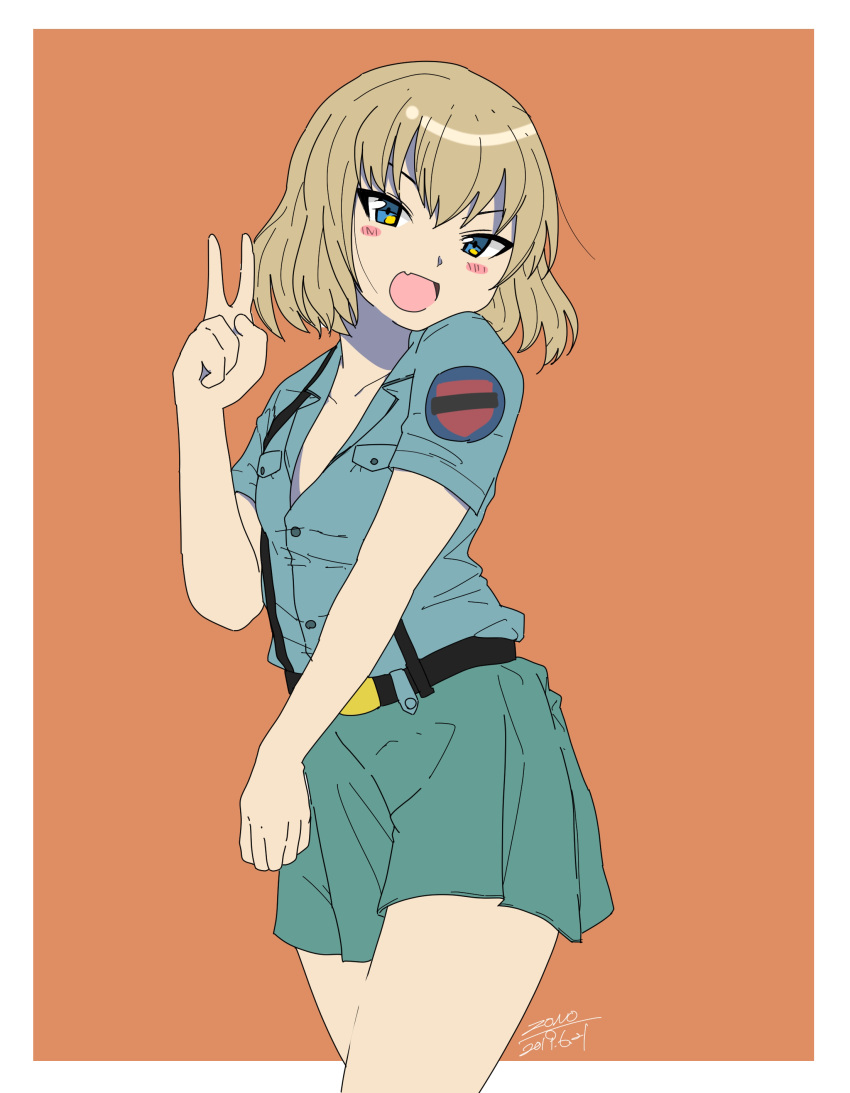 1girl :d absurdres aoshidan_(emblem) aoshidan_school_uniform artist_name bangs belt black_belt blonde_hair blue_eyes blue_shirt blush_stickers collared_shirt commentary cowboy_shot dated emblem fang girls_und_panzer green_skirt head_tilt highres katyusha_(girls_und_panzer) looking_at_viewer miniskirt open_mouth orange_background outside_border partially_unbuttoned pleated_skirt school_uniform shirt short_hair signature skin_fang skirt smile solo standing suspender_skirt suspenders v v-shaped_eyebrows zono_(inokura_syuzo029)