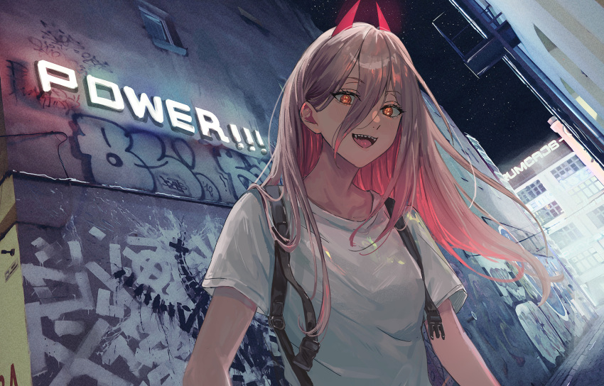 +_+ 1girl :d alley backpack bag chainsaw_man commentary_request glowing glowing_eyes graffiti hair_between_eyes hatsuno_xxx highres horns long_hair looking_at_viewer night night_sky open_mouth outdoors pink_hair power_(chainsaw_man) red_eyes red_horns sharp_teeth shirt short_sleeves sky smile solo star_(sky) starry_sky teeth upper_body white_shirt
