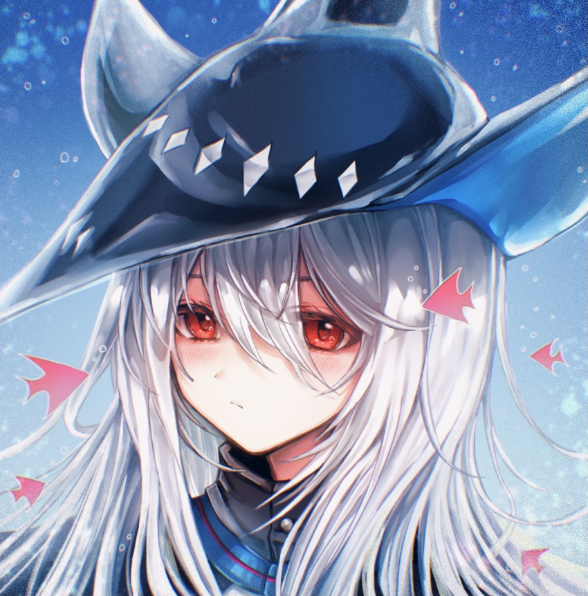 1girl 3_(sanyako1) arknights bangs black_capelet black_headwear blue_background capelet closed_mouth commentary gradient gradient_background hair_between_eyes long_hair looking_at_viewer portrait red_eyes silver_hair skadi_(arknights) solo white_background