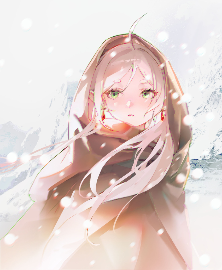 1girl ahoge brown_cloak cloak earrings elf er_(user_yhzm5478) eyelashes floating_hair frieren green_eyes highres hood hood_up hooded_cloak jewelry long_hair looking_afar motion_blur parted_lips pointy_ears snowing solo sousou_no_frieren upper_body white_hair wind winter