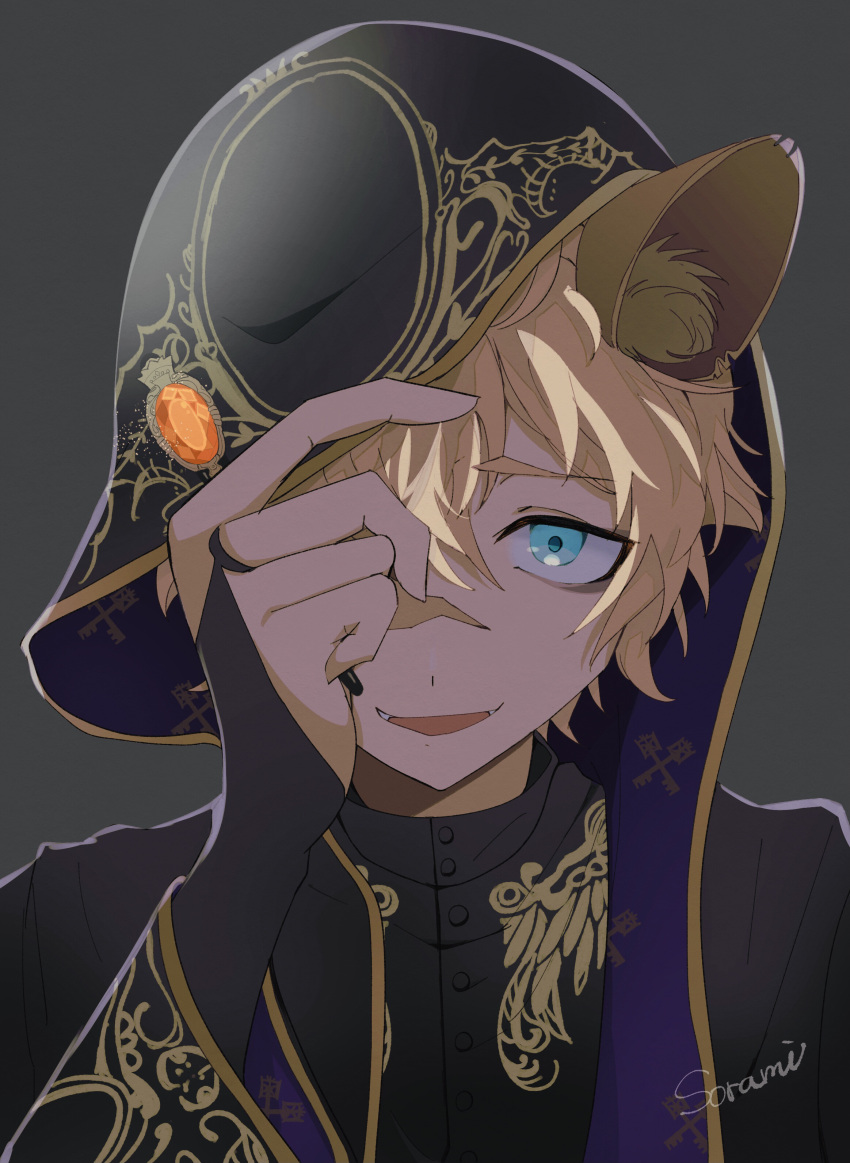 1boy absurdres animal_ears blonde_hair blue_eyes bridal_gauntlets fangs gem grey_background hand_on_own_face hand_up highres hood hood_up hyena_boy hyena_ears looking_at_viewer male_focus ruggie_bucchi scar scar_on_face short_hair smile solo sorami straight-on twisted_wonderland upper_body