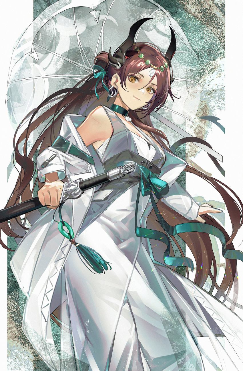 1girl absurdres arknights black_choker brown_hair choker dress highres holding holding_sword holding_weapon horns jieyun_(arknights) long_hair looking_at_viewer official_alternate_costume parasol pienahenggou smile solo sword umbrella weapon white_dress yellow_eyes
