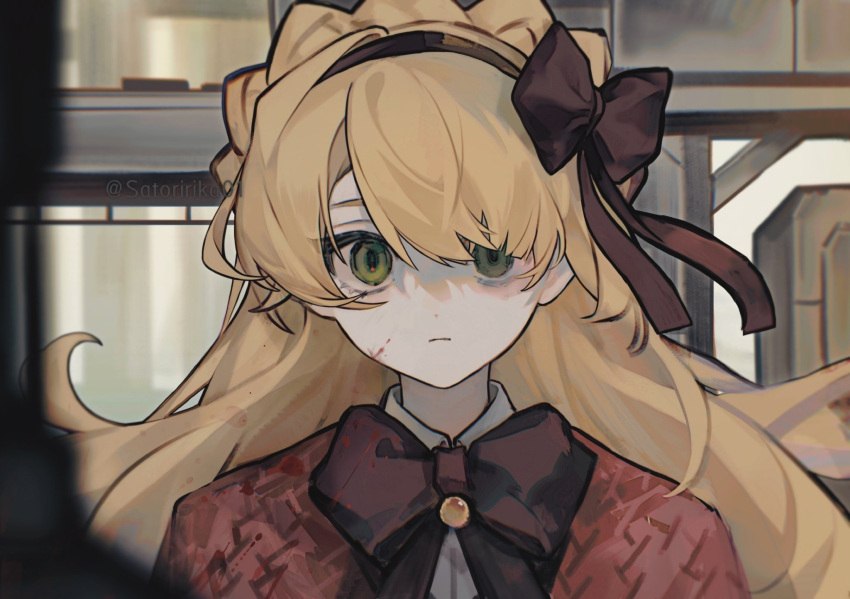 1girl blonde_hair blood blood_on_clothes blood_on_face bow bowtie braid brown_bow brown_bowtie brown_capelet brown_hairband capelet closed_mouth crown_braid green_eyes hair_bow hairband highres lobotomy_corporation long_hair looking_at_viewer project_moon solo tiphereth_a_(project_moon) upper_body usamisatori very_long_hair