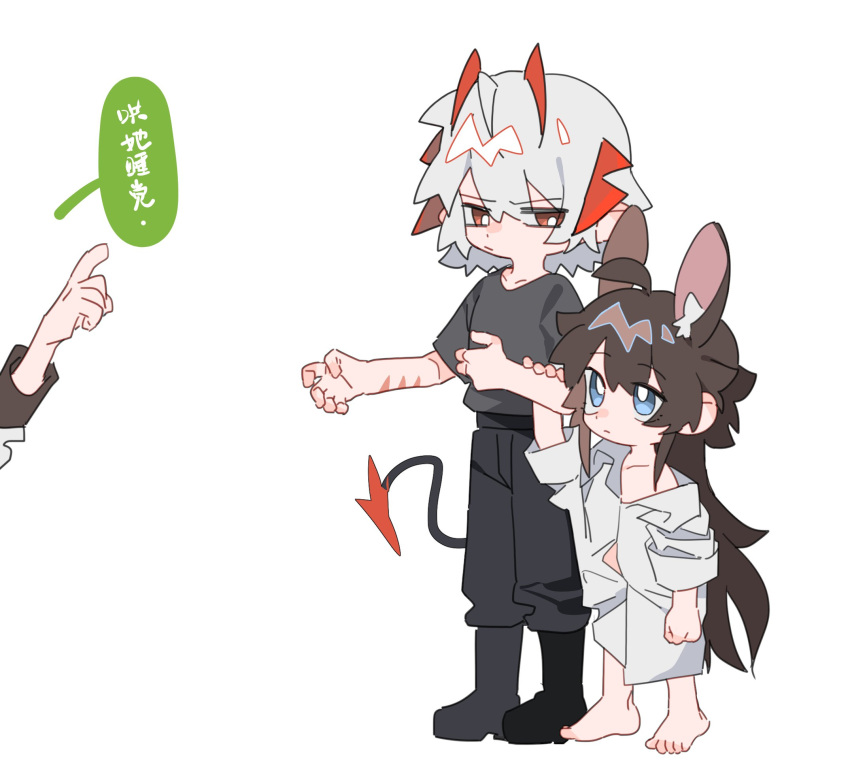 3girls ahoge amiya_(arknights) animal_ear_fluff animal_ears antennae arknights barefoot black_footwear black_pants blue_eyes boots bright_pupils brown_hair chinese_text closed_mouth commentary demon_tail grey_hair grey_shirt hand_on_another's_arm highres horns kal'tsit_(arknights) long_hair molu_stranger multiple_girls off_shoulder oversized_clothes pants rabbit_ears red_eyes scar scar_on_arm shirt short_hair short_sleeves simple_background speech_bubble tail translation_request w_(arknights) white_background white_pupils white_shirt