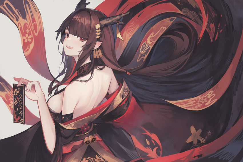 1girl 2024 back bare_shoulders black_hair black_horns black_kimono blunt_bangs breasts cowboy_shot dragon_horns earrings english_commentary grey_background highres holding horns japanese_clothes jewelry kimono large_breasts long_hair looking_at_viewer looking_back mellow_(srpp4843) open_mouth original pointy_ears red_eyes sharp_teeth sideboob simple_background smile solo teeth very_long_hair wide_sleeves