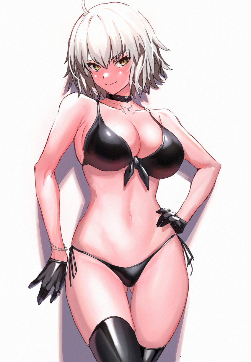 1girl ass_visible_through_thighs bangs bikini black_bikini black_choker black_gloves black_legwear bracelet breasts choker closed_mouth collarbone eyebrows_visible_through_hair fate/grand_order fate_(series) gloves highres jeanne_d'arc_(alter)_(fate) jeanne_d'arc_(fate) jewelry large_breasts looking_at_viewer navel necklace short_hair side-tie_bikini silver_hair skindentation smile solo standing swimsuit thigh_gap thighhighs tsurime ulrich_(tagaragakuin) yellow_eyes