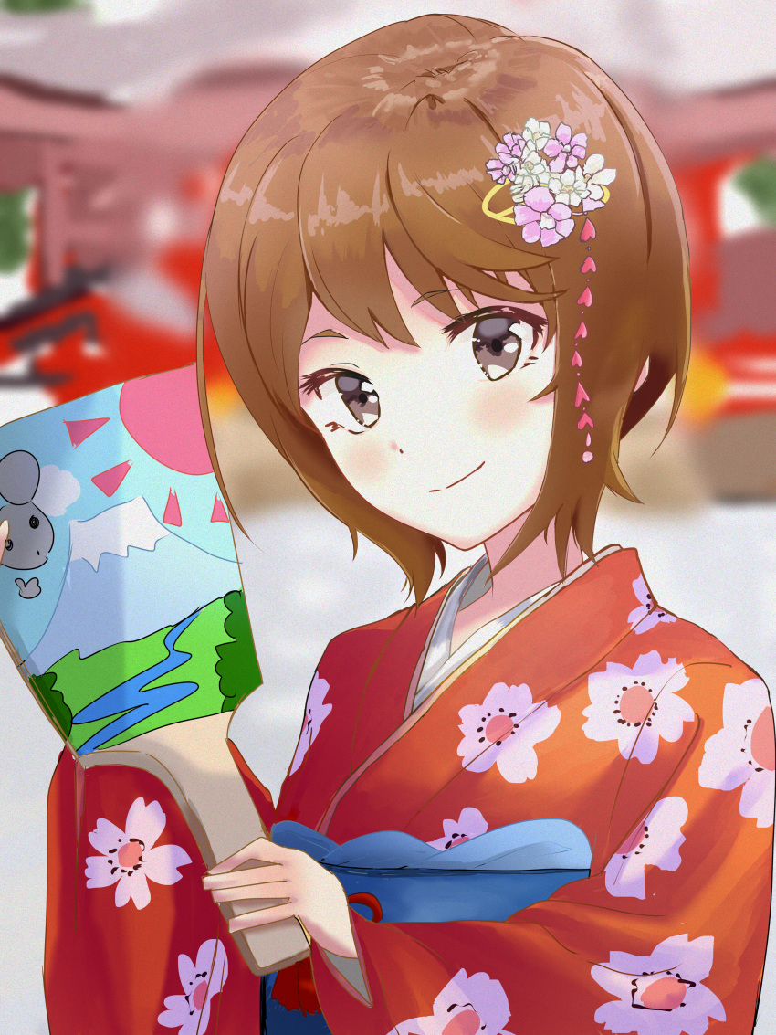 1girl absurdres bangs blue_sash blurry blurry_background blurry_foreground blush brown_eyes brown_hair chinese_zodiac close-up commentary depth_of_field floral_print flower hair_flower hair_ornament highres holding holding_paddle japanese_clothes kimono kinuhata_saiai light_smile looking_at_viewer mount_fuji new_year obi outdoors paddle pink_flower praticatan000 print_kimono rat red_kimono river sash short_hair shrine smile solo sun toaru_kagaku_no_railgun toaru_majutsu_no_index upper_body white_flower year_of_the_rat