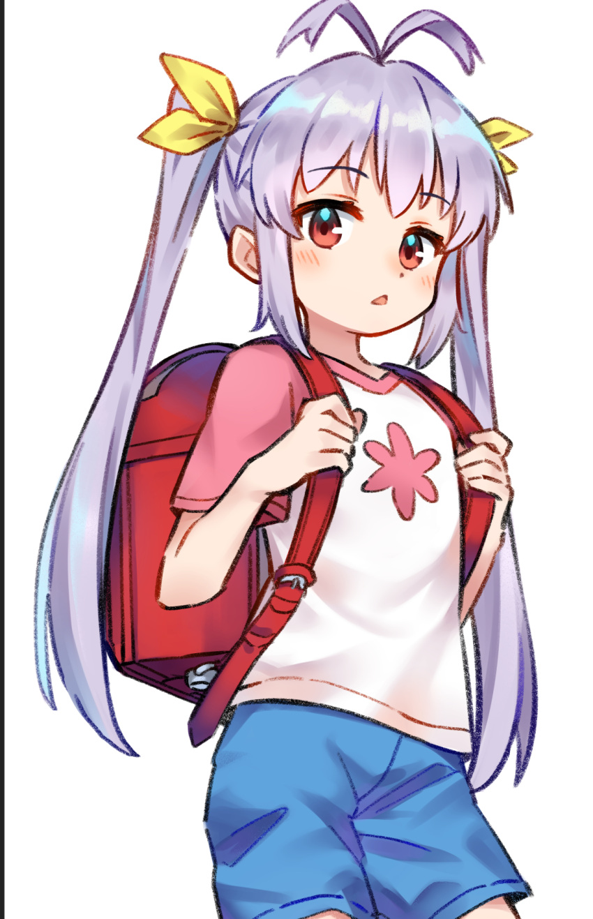 1girl antenna_hair backpack bag blue_shorts contrapposto cowboy_shot gyunre hair_ribbon highres long_hair looking_at_viewer miyauchi_renge non_non_biyori purple_hair raglan_sleeves randoseru red_eyes ribbon shirt shorts simple_background standing t-shirt twintails white_background yellow_ribbon