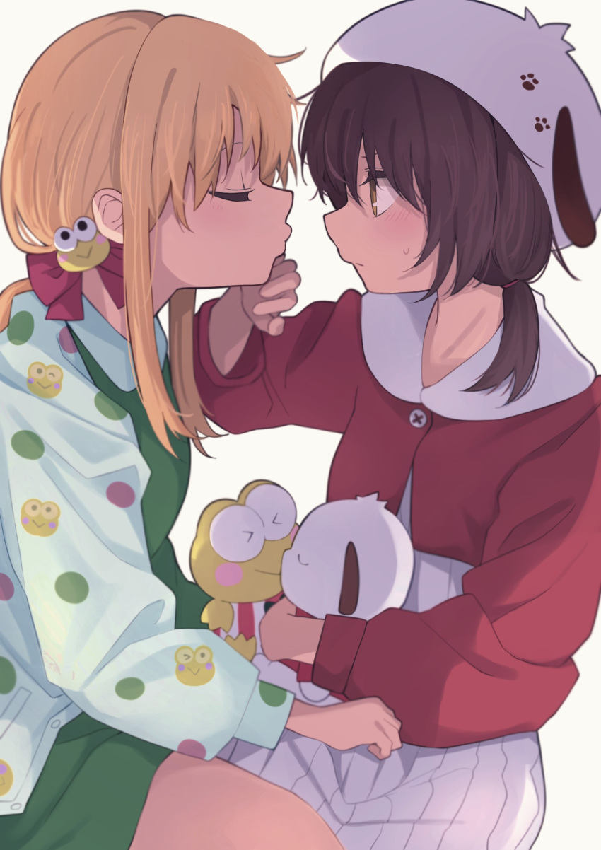 2girls animal_ear_headwear animal_print blonde_hair blush brown_hair character_print closed_eyes crossover facing_another frog_print from_side funami_yui hasunoue_keroppi hat highres imminent_kiss kero_kero_keroppi looking_at_another medium_hair multiple_girls pochacco ponytail profile pursed_lips sanrio sidelocks stuffed_animal stuffed_toy sweatdrop tennosuke_(tejons) toshinou_kyouko twintails yuri yuru_yuri