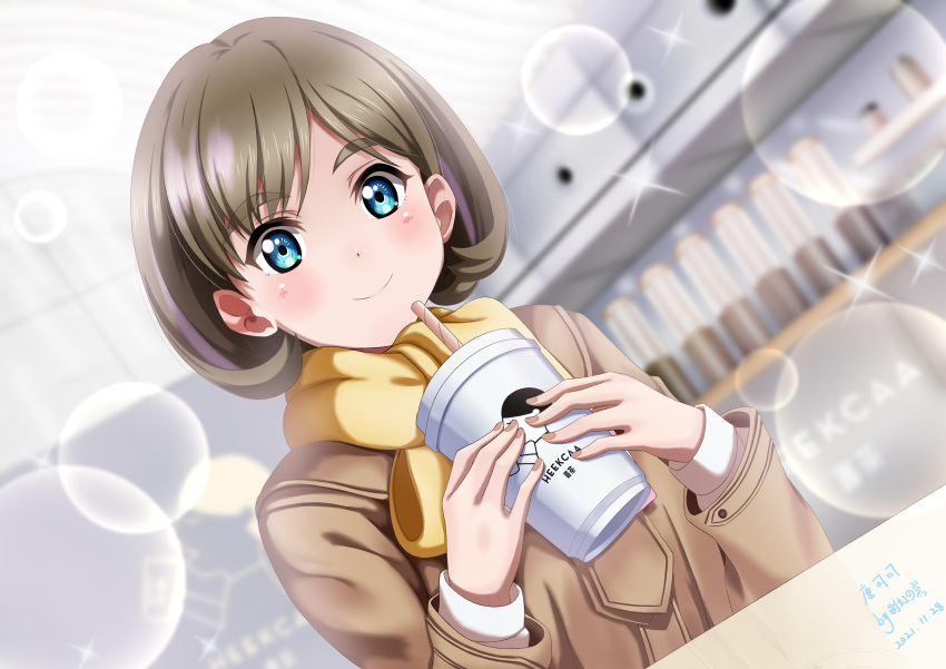 1girl absurdres bangs beige_coat blue_eyes blush brown_hair cafe coat cup dated disposable_cup drinking_straw eyebrows_visible_through_hair highres indoors light_particles long_sleeves looking_at_viewer love_live! love_live!_superstar!! nail_polish scarf short_hair signature smile solo sparkle tang_keke thick_eyebrows xiaoxin041590 yellow_scarf