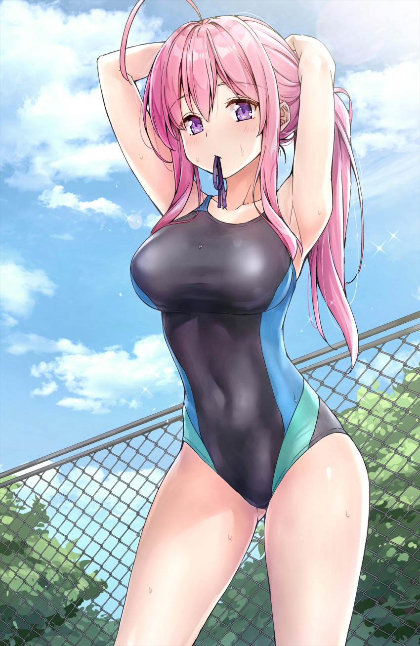 1girl ahoge armpits arms_up ass_visible_through_thighs bare_arms bare_shoulders black_swimsuit blue_ribbon blue_sky blue_swimsuit blush breasts chain-link_fence collarbone commentary_request competition_swimsuit covered_navel cowboy_shot day diffraction_spikes eyebrows_visible_through_hair fence green_swimsuit hair_tie hair_tie_in_mouth highres kotatsu_(kotatsu358) large_breasts long_hair looking_at_viewer mouth_hold multicolored_clothes multicolored_swimsuit neet_de_otaku_na_kunoichi_to_naze_ka_dousei_hajimemashita one-piece_swimsuit outdoors pink_hair ponytail purple_eyes reward_available ribbon shizuri_(neet_de_otaku_na_kunoichi_to_naze_ka_dousei_hajimemashita) sidelocks sky solo sparkle swimsuit thighs tying_hair water_drop