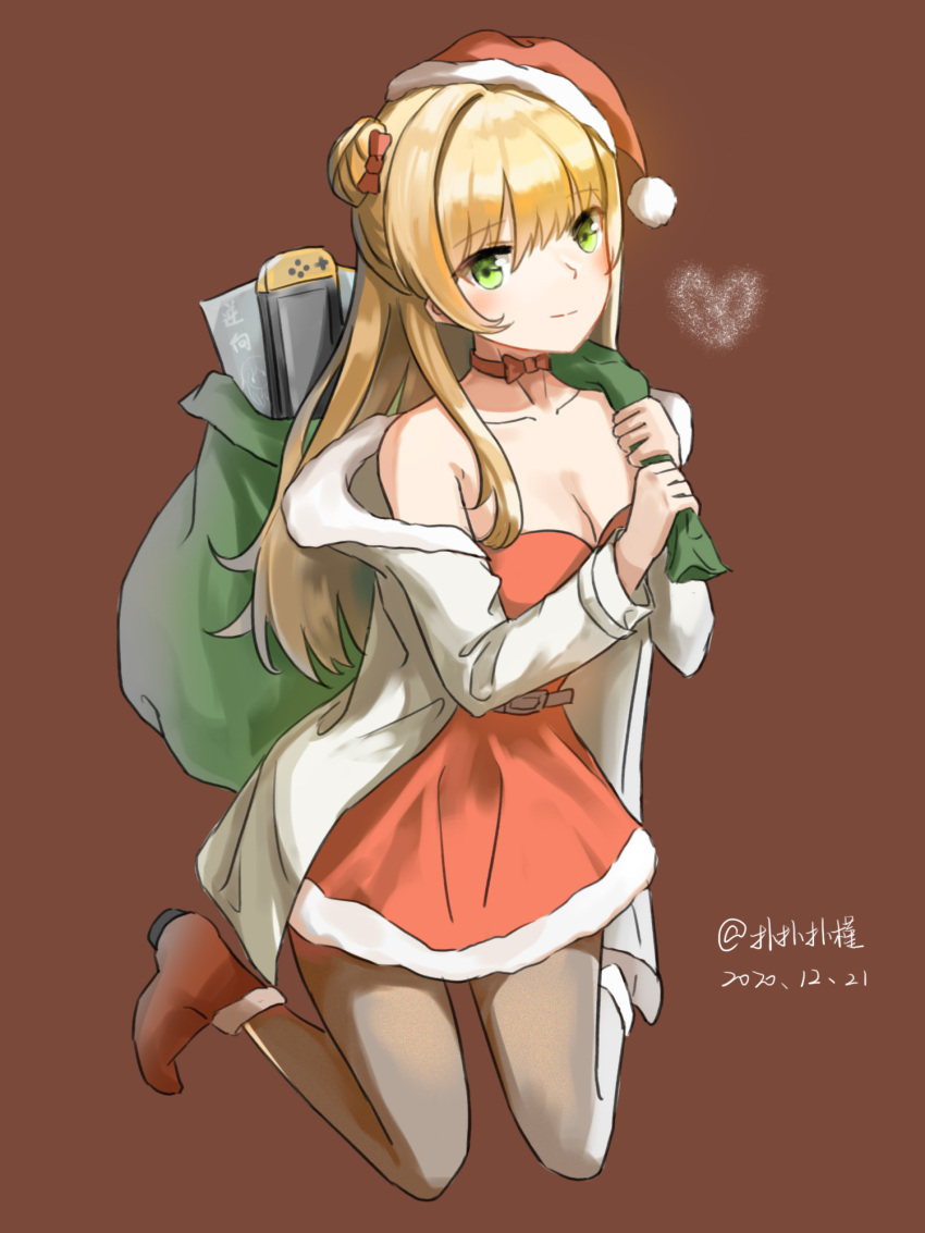 1girl artist_name bag bangs bare_shoulders belt black_legwear blonde_hair boots bow bowtie breasts choker cleavage closed_mouth coat collarbone dated dress eyebrows_visible_through_hair full_body girls'_frontline green_eyes hair_bow happy_new_year hat highres holding holding_bag long_hair looking_at_viewer medium_breasts merry_christmas new_year off-shoulder_dress off_shoulder open_clothes open_coat pantyhose red_background red_bow red_choker red_dress red_footwear red_headwear rfb_(girls'_frontline) sakatakin santa_dress santa_hat sitting smile solo white_coat