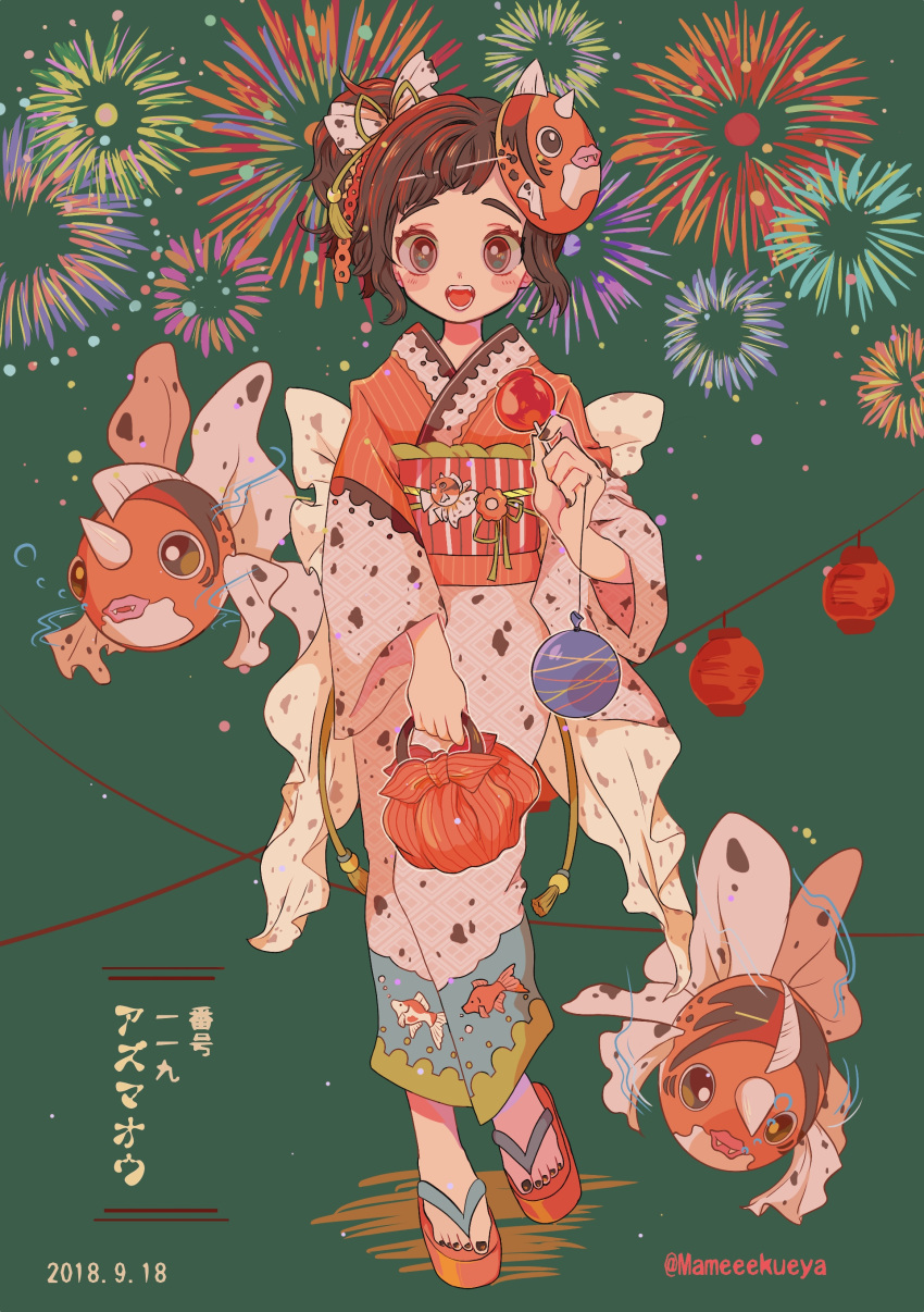 1girl absurdres air_bubble artist_name blush bow brown_hair bubble candy creature creature_and_personification fangs fireworks fish food foot_up full_body green_background grey_eyes hair_bow highres holding horns japanese_clothes kimono lantern long_sleeves looking_at_viewer mameeekueya mask mask_on_head open_mouth personification pokedex_number pokemon pokemon_(creature) ponytail print_kimono sandals seaking short_hair single_horn smile standing translation_request twitter_username water_yoyo wide_sleeves zouri