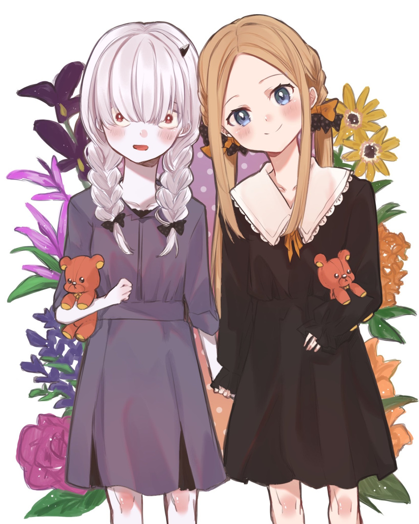 2girls abigail_williams_(fate) bangs black_dress blonde_hair blue_eyes blush braid breasts draw_happy_set dress fate/grand_order fate_(series) flower forehead grey_dress highres holding_hands horns lavinia_whateley_(fate) long_hair long_sleeves looking_at_viewer multiple_girls open_mouth parted_bangs purple_eyes single_horn small_breasts smile stuffed_animal stuffed_toy teddy_bear thighs twin_braids twintails white_hair wide-eyed