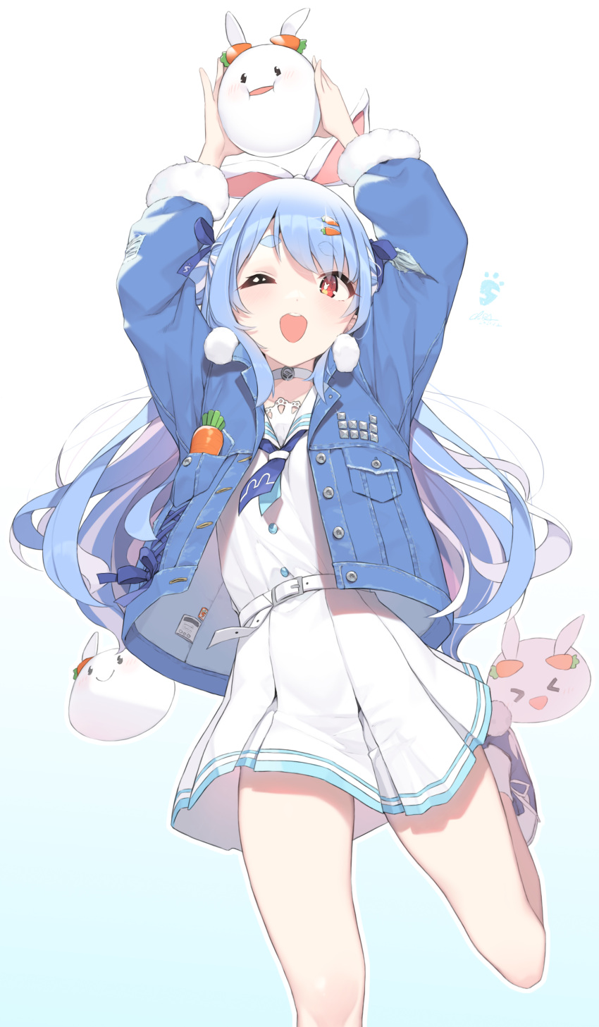 1girl ;d absurdres animal_ears blue_background blue_hair blue_jacket bunny-shaped_pupils carrot carrot_hair_ornament choker cloba dress food-themed_hair_ornament gradient gradient_background hair_ornament hairclip highres hololive jacket long_hair long_sleeves one_eye_closed rabbit_ears red_eyes smile solo standing standing_on_one_leg symbol-shaped_pupils usada_pekora virtual_youtuber white_background white_choker white_dress