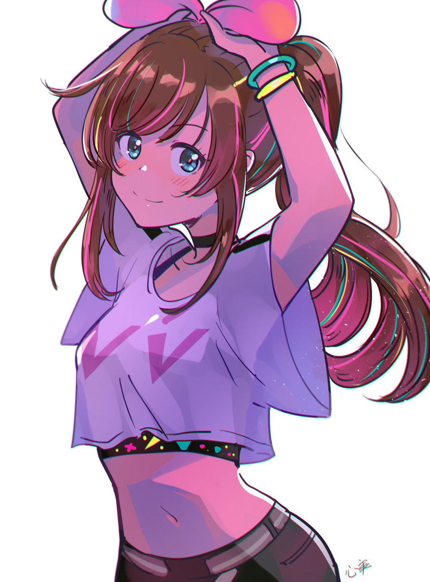 1girl aqua_hair arms_up bangs black_choker blue_eyes blush bow bracelet brown_hair choker closed_mouth collarbone crop_top floating_hair hair_bow highres jewelry kizuna_ai kizuna_ai_inc. kokomi_(aniesuakkaman) long_hair looking_at_viewer midriff multicolored_hair navel pink_bow pink_hair ponytail shiny shiny_hair shirt short_sleeves simple_background smile solo standing stomach streaked_hair swept_bangs very_long_hair white_background white_shirt