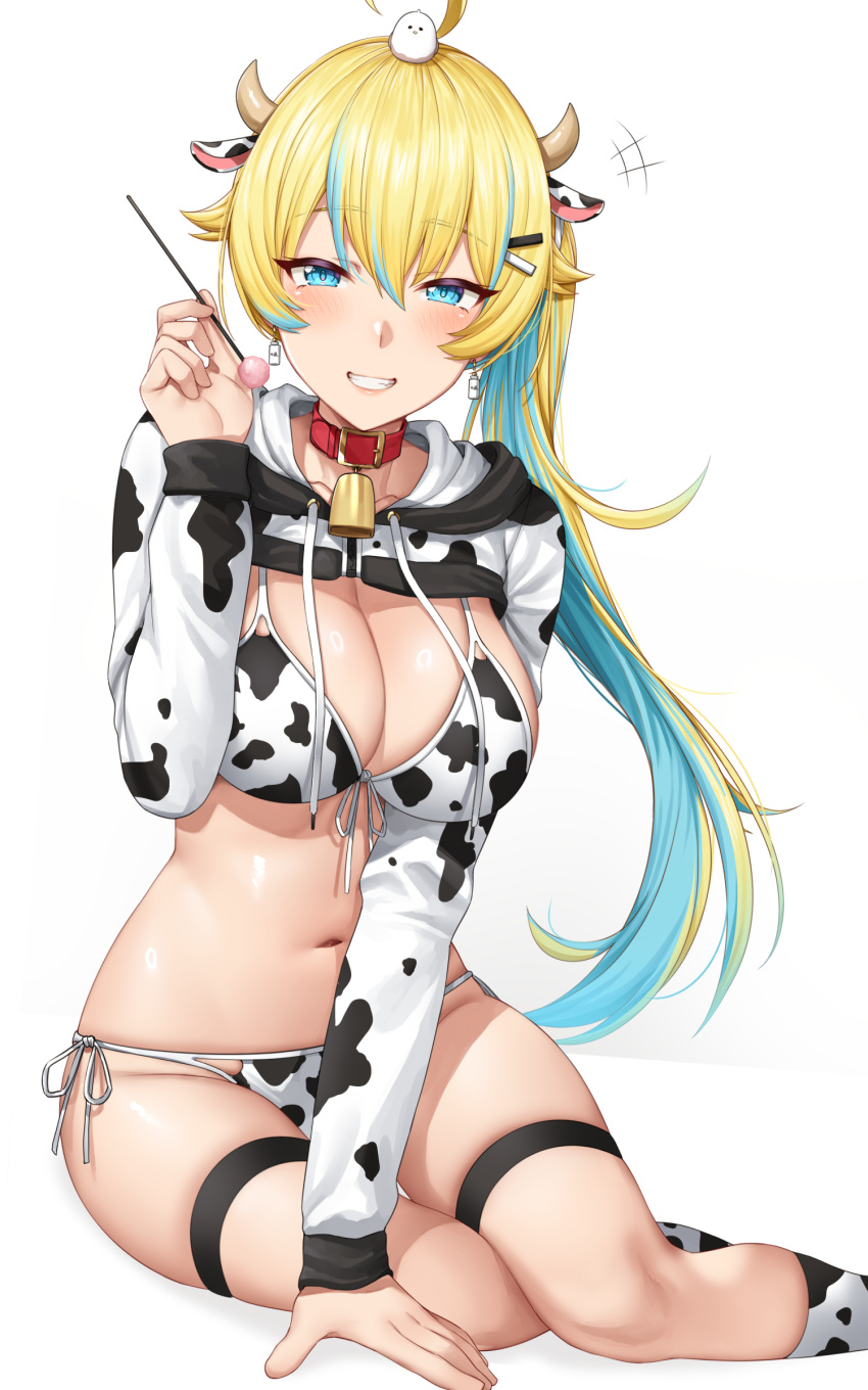 1girl absurdres ahoge animal_ears animal_print aqua_eyes aqua_hair bangs bell bikini blonde_hair blush bottle breasts cleavage clothes_lift collar cow_ears cow_horns cow_print cowbell drawstring earrings feet_out_of_frame gradient_hair grin hair_between_eyes hair_ornament hairclip hand_up highres holding hood hooded_sweater horns indie_virtual_youtuber jewelry kneehighs laibaht large_breasts long_hair long_sleeves looking_at_viewer milk_bottle mimikaki multicolored_hair navel neck_bell red_collar side-tie_bikini side_ponytail simple_background sitting skindentation smile solo sweater sweater_lift swimsuit teeth thigh_strap two-tone_hair very_long_hair virtual_youtuber white_background yakimi_27 yokozuwari