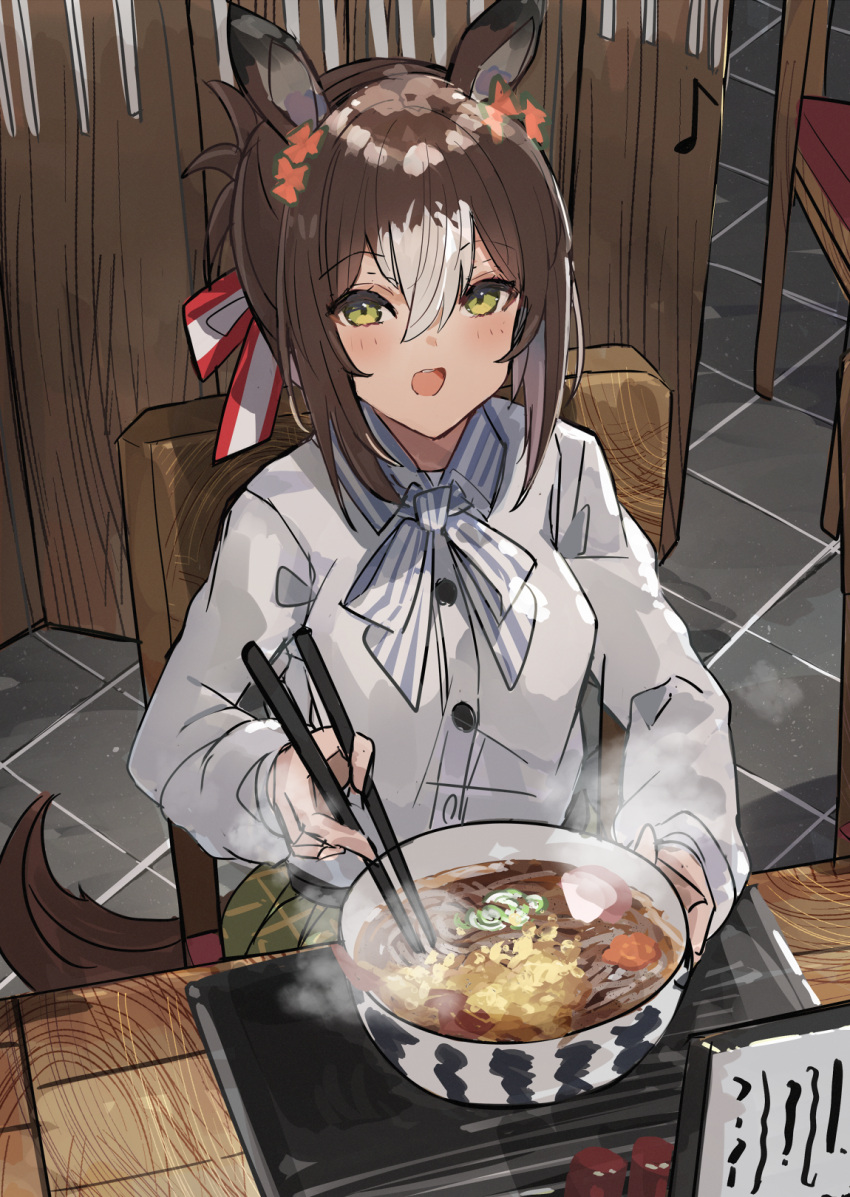 1girl animal_ears blush brown_hair buttons chair chopsticks collared_shirt eighth_note eyebrows_visible_through_hair fine_motion_(umamusume) food green_eyes hair_between_eyes highres holding holding_chopsticks horse_ears horse_girl horse_tail long_sleeves looking_at_viewer multicolored_hair musical_note noodles open_mouth shirt short_hair sitting soba solo tail the_olphy two-tone_hair umamusume white_hair