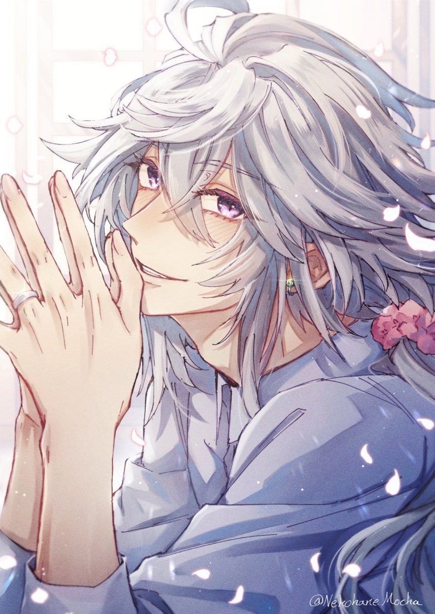 1boy ahoge alternate_costume artist_name blush collared_shirt earrings falling_petals fate/grand_order fate_(series) film_grain glint glowing glowing_petals grin hair_between_eyes highres jewelry long_hair long_sleeves looking_at_viewer male_focus merlin_(fate) nekohanemocha own_hands_together palms_together petals purple_eyes ring robe shirt sidelocks simple_background smile solo twitter_username upper_body white_hair white_shirt window wing_collar