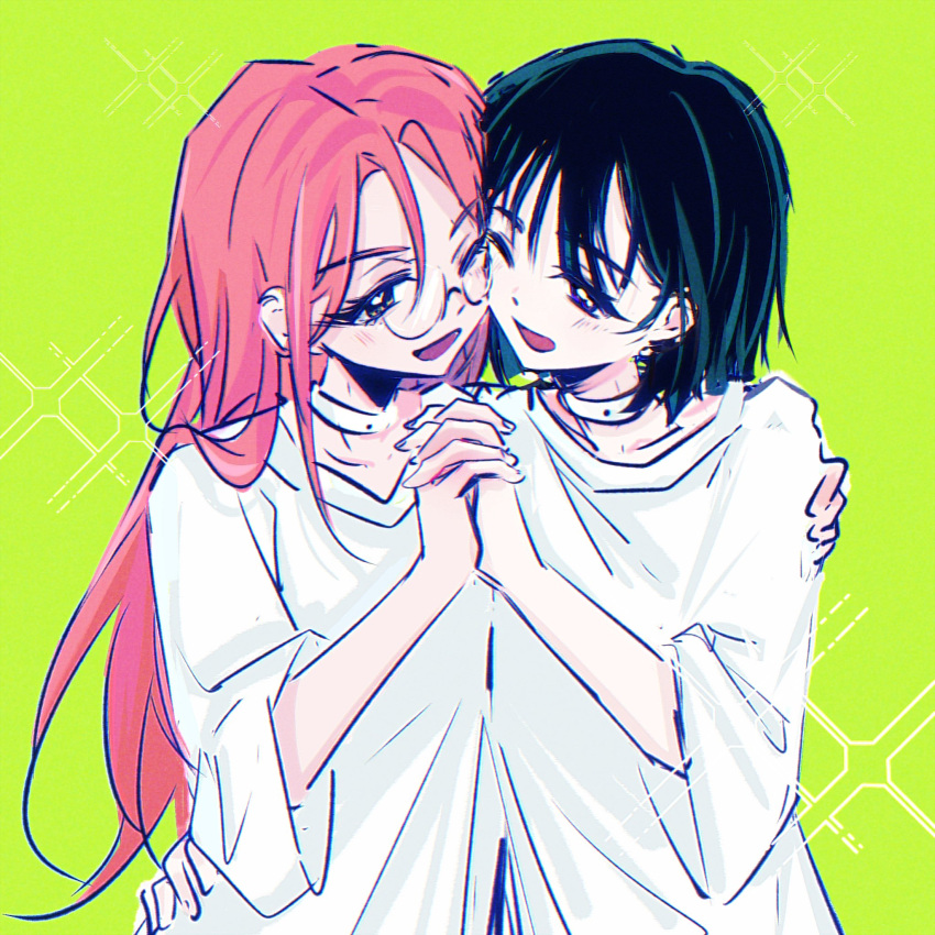 2girls alien_stage black_hair choker glasses green_background highres holding_hands long_hair looking_at_viewer mizi_(alien_stage) multiple_girls one_eye_closed open_mouth pink_hair purple_eyes qianzaishenyuan round_eyewear shirt short_sleeves sketch smile sua_(alien_stage) white_choker white_shirt yellow_eyes yuri