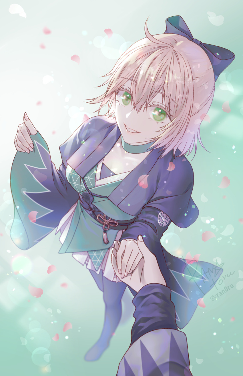 1girl 1other ahoge artist_name black_bow black_thighhighs blonde_hair bow breasts choker emblem fate/grand_order fate_(series) green_choker green_eyes hair_between_eyes hair_bow highres holding_hands japanese_clothes kimono light_particles looking_at_viewer mikaeri obi okita_souji_(fate) okita_souji_(koha-ace) petals sash short_hair smile solo thighhighs triangle_print wide_sleeves