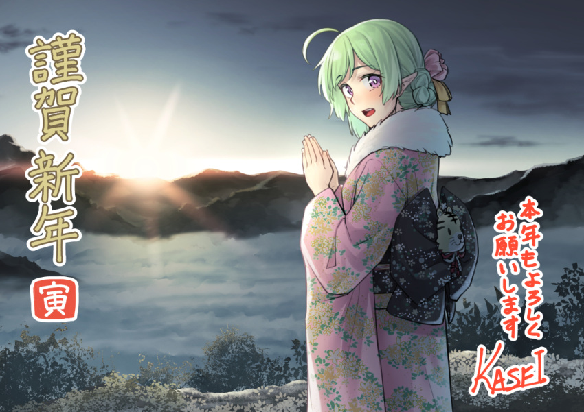1girl ahoge akeome artist_name commentary_request elf eyebrows_visible_through_hair floral_print fur_collar green_hair h_kasei happy_new_year japanese_clothes kimono long_sleeves mountainous_horizon new_year obi original outdoors own_hands_together pointy_ears praying print_kimono purple_eyes sash solo sunrise translation_request