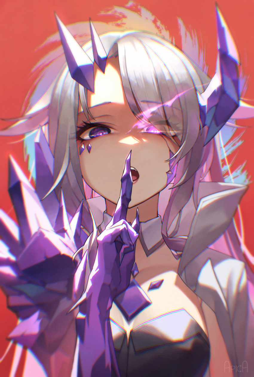 1girl absurdres alternate_costume alternate_hairstyle arupaoka cracked_skin crystal crystal_horn detached_collar finger_to_mouth glowing glowing_eye grey_hair hair_over_one_eye highres hololive hololive_english horns koseki_bijou looking_at_viewer open_mouth parted_hair purple_eyes red_background simple_background solo upper_body virtual_youtuber