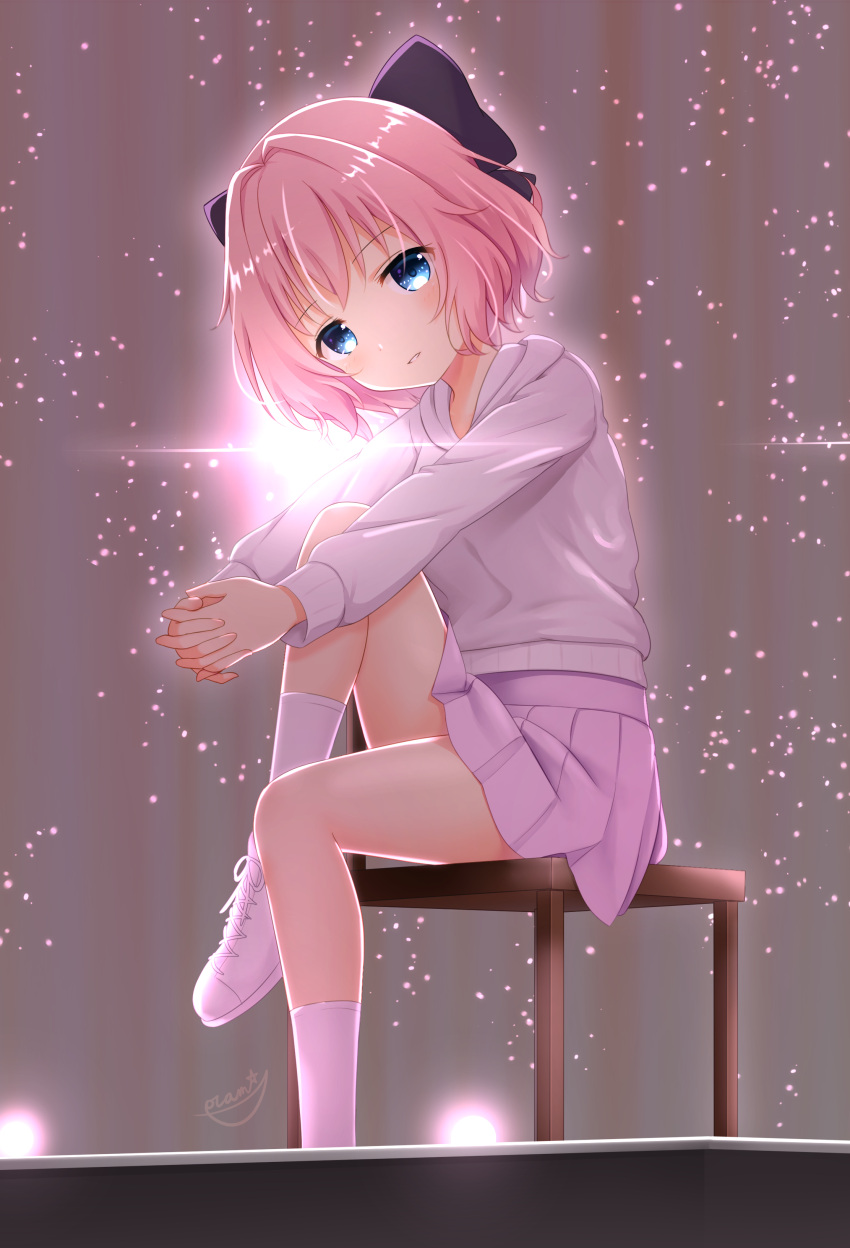 1girl absurdres black_bow blue_eyes bow commentary_request dark_background grin hair_bow highres hiiragi_kae hood hood_down hoodie interlocked_fingers knee_up lens_flare long_sleeves looking_at_viewer miniskirt on_stool own_hands_clasped own_hands_together pink_hair pink_skirt pleated_skirt re:stage! shoes short_hair signature sitting skirt smile sneakers socks solo white_footwear white_hoodie white_socks yutuki_ame