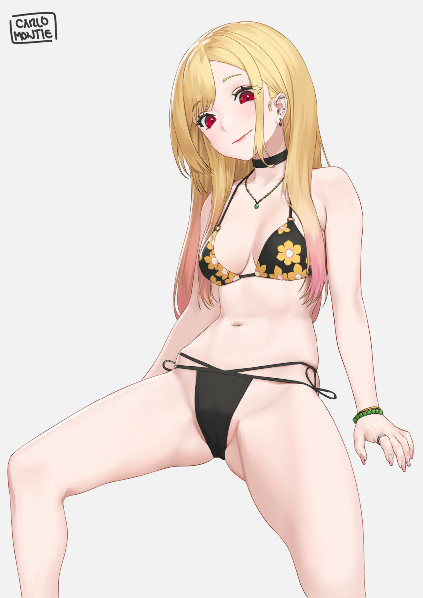 1girl artist_name bare_arms bare_legs bikini black_bikini black_choker blonde_hair bracelet breasts carlo_montie choker closed_mouth earrings feet_out_of_frame floral_print gradient_hair grey_background groin highres jewelry kitagawa_marin long_hair looking_at_viewer medium_breasts multicolored_hair navel necklace pink_hair print_bikini red_eyes ring side-tie_bikini_bottom simple_background smile solo sono_bisque_doll_wa_koi_wo_suru spread_legs string_bikini swimsuit white_background