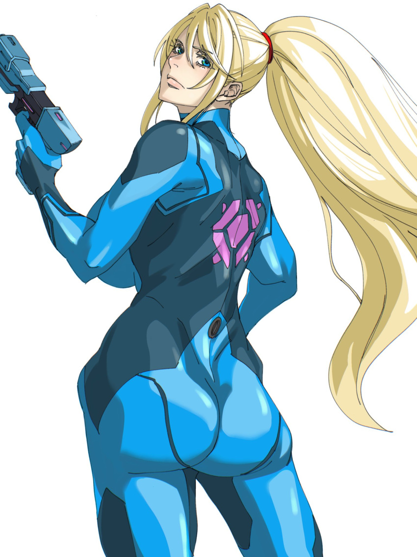 1girl ass back_muscles blonde_hair blue_eyes breasts contrapposto cowboy_shot from_behind gun hair_between_eyes hair_tie hand_on_own_hip highres holding holding_gun holding_weapon huge_breasts long_hair looking_at_viewer looking_back mattsun_(lyohei) metroid paralyzer ponytail samus_aran toned_female weapon white_background zero_suit