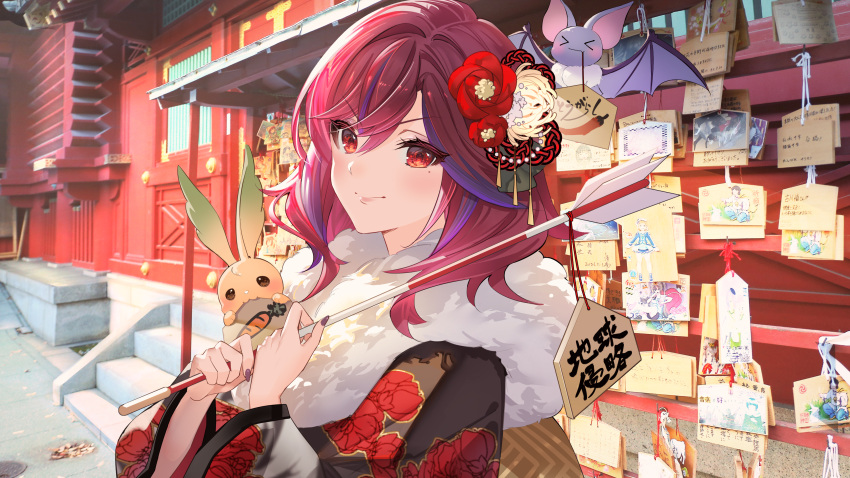 &gt;_&lt; 1girl :3 absurdres arrow_(projectile) bangs bat biting black_nails commentary_request eyebrows_visible_through_hair floral_print flower fur_trim hair_between_eyes hair_flower hair_ornament happy_new_year highres holding japanese_clothes light_blush looking_at_viewer medium_hair mole mole_under_eye mouth_hold new_year noir_eku outdoors parted_lips photo_background red_eyes red_hair smile solo standing swept_bangs upper_body v-shaped_eyebrows virtual_youtuber