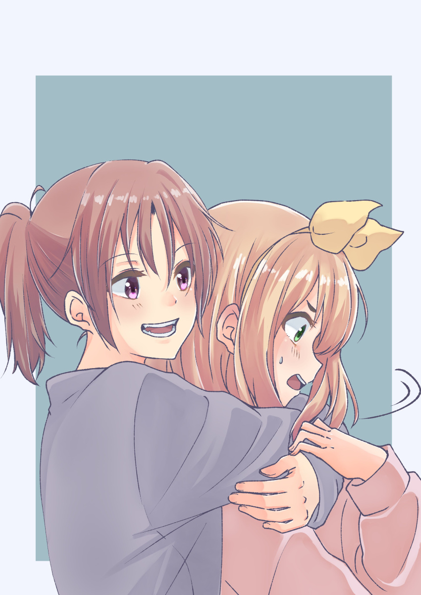 2girls absurdres bangs blonde_hair blue_shirt blush brown_hair green_eyes hair_ribbon hibike!_euphonium highres hug hug_from_behind kero_liu long_hair long_sleeves multiple_girls nakagawa_natsuki open_mouth pink_shirt ponytail purple_eyes ribbon shirt simple_background smile surprised sweatshirt yellow_ribbon yoshikawa_yuuko