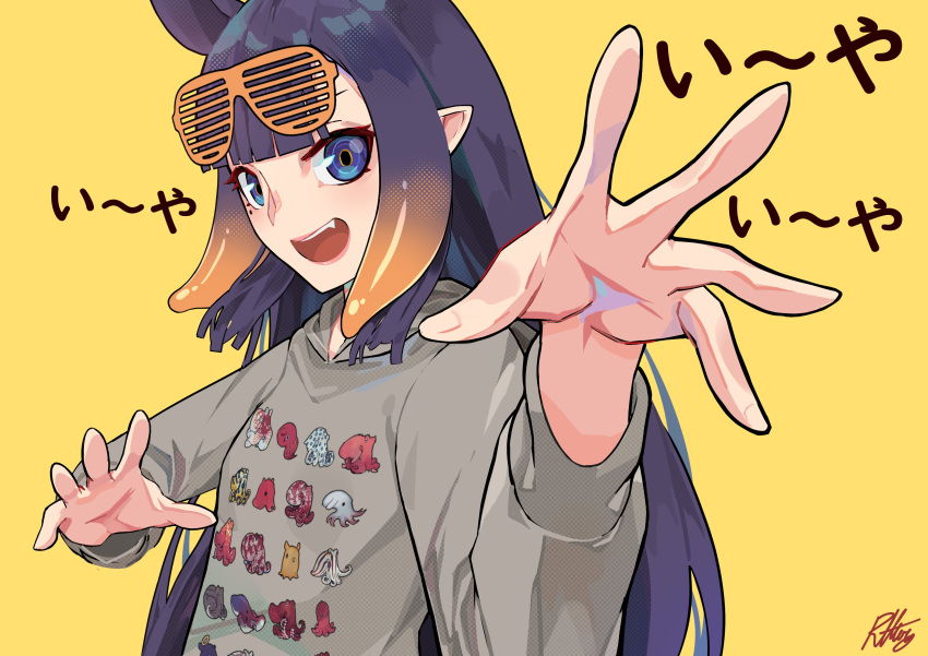 1girl :d absurdres bangs blunt_bangs commentary_request david_bagaconza eyewear_on_head fang grey_shirt highres hololive hololive_english long_hair long_sleeves looking_at_viewer mole mole_under_eye ninomae_ina'nis open_mouth pointy_ears purple_eyes purple_hair shirt signature simple_background smile solo sunglasses upper_body virtual_youtuber yellow_background