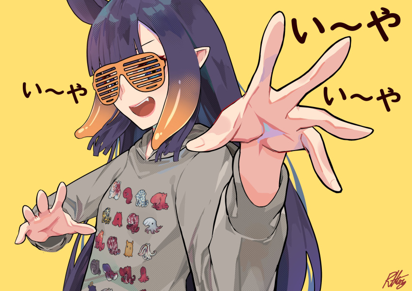 1girl :d absurdres bangs blunt_bangs commentary_request david_bagaconza fang grey_shirt highres hololive hololive_english long_hair long_sleeves looking_at_viewer mole mole_under_eye ninomae_ina'nis open_mouth pointy_ears purple_eyes purple_hair shirt signature simple_background smile solo sunglasses upper_body virtual_youtuber yellow_background